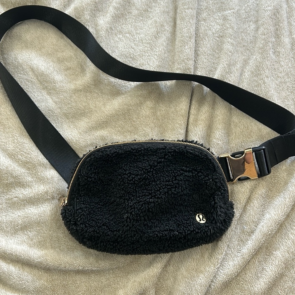 Everywhere belt bag black fuzzy
